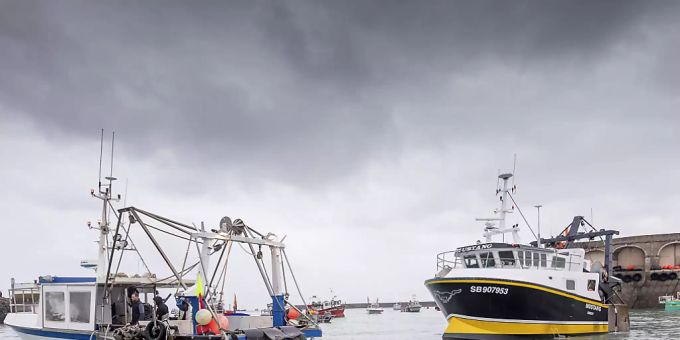 Französische Fischerboote blockieren den Hafen, so dass Fischerboote aus Jersey nicht auslaufen können. Nach dem Ausscheiden der Briten aus der EU war es zu einem Streit über Gesamtfangmengen und deren Aufteilung gekommen. Foto: Gary Grimshaw/Balliwick Express/AP/dpa fisch