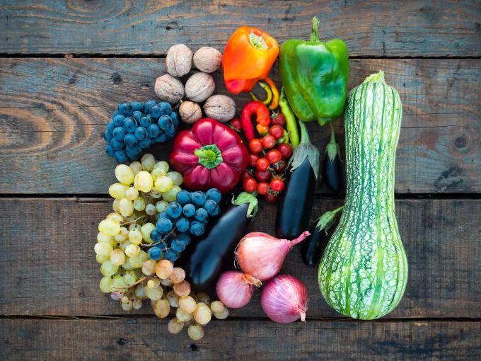Gemüse und Früchte zählen zu den Grundelementen der rohköstlichen Ernährung. Gemüse