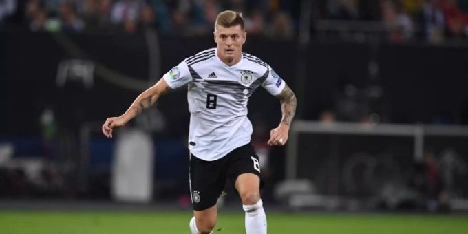 Toni Kroos war an Corona erkrankt und durfte erst nach Ablauf einer häuslichen Quarantäne nach Österreich reisen. Foto: Daniel Reinhardt/dpa Toni Kroos war an Corona erkrankt und durfte erst nach Ablauf einer häuslichen Quarantäne nach Österreich reisen. Foto: Daniel Reinhardt/dpa