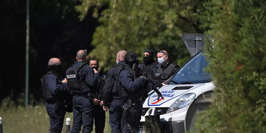 Polizisten bei ihrem Einsatz in La Chapelle-Sur-Erdre bei Nantes, an dem eine Polizistin mit einem Messer verletzt worden ist. Foto: Loic Venance/AFP/dpa