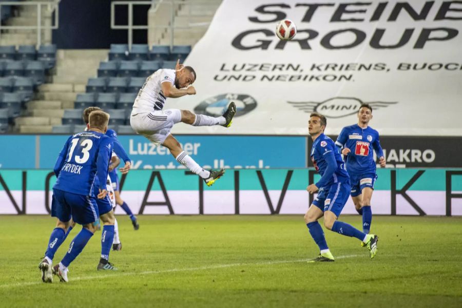 Arthur Cabral köpft die Basler in der Nachspielzeit zum Sieg.