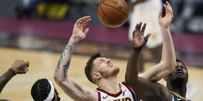 Brandon Ingram (l) und Zion Williamson (r) im Kampf um den Ball mit Isaiah Hartenstein von den Cleveland Cavaliers. Foto: Tony Dejak/AP/dpa Brandon Ingram (l) und Zion Williamson (r) im Kampf um den Ball mit Isaiah Hartenstein von den Cleveland Cavaliers. Foto: Tony Dejak/AP/dpa