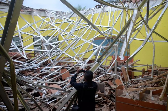 Ein lokaler Journalist filmt den Schaden an einem Klassenzimmer in einer Schule. Ein Erdbeben der Stärke 6,0 hat am Samstag den Osten der indonesischen Insel Java erschüttert. Erdbeben auf indonesischer Insel Java
