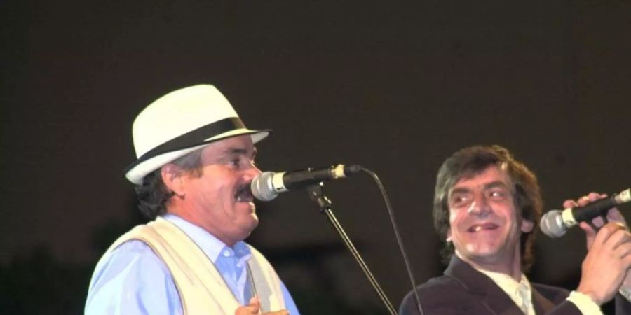 Der spanische Komiker Juan Joya Borja (l) alias «El Risitas» (der Kichernde), in Deutschland auch als «Papa Verdad» bekannt, singt neben Ernesto Neyra während einer Hommage an den Flamenco-Sänger Turronero. Foto: -/Europapress/dpa