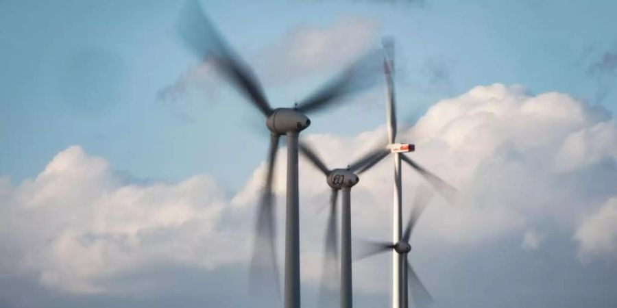 Windräder drehen sich auf einer Anhöhe in Rheinhessen. Foto: Frank Rumpenhorst/dpa