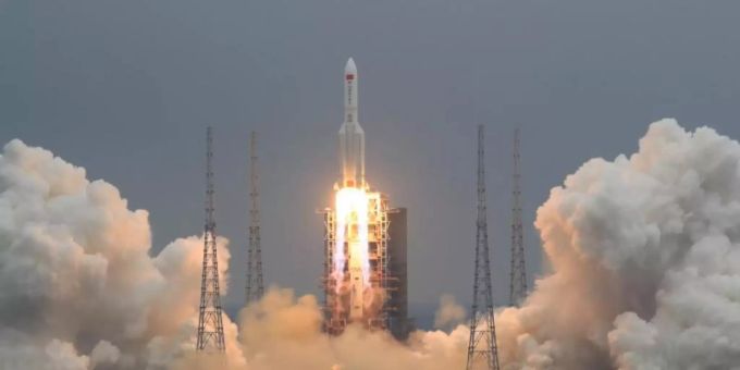 Die Rakete vom Typ «Langer Marsch 5B» hatte am 29. April das 22 Tonnen schwere Modul «Tianhe» (Himmlische Harmonie) ins All gebracht, das den Hauptteil der chinesischen Raumstation bilden soll. Foto: Ju Zhenhua/Xinhua via AP/dpa China Raumstation