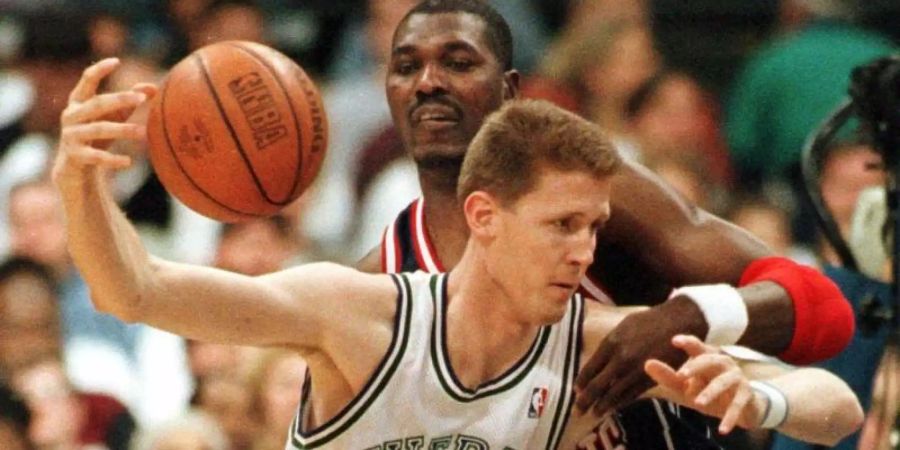 Shawn Bradley (v) bei einem NBA-Spiel 1998. Foto: Paul_K._Buck/AFP/dpa/Archiv