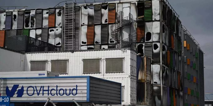 Das Gebäude eines Cloud-Rechenzentrums des französischen Internet Service Providers OVH ist durch ein Feuer stark beschädigt. rechenzentrum ovh