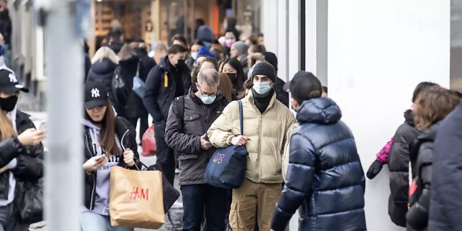 Warteschlangen an der Bahnhofstrasse in Zürich am 18. Januar, dem letzten Tag vor dem Lockdown. Ab heute Montag dürfen die Geschäfte wieder öffnen. (Archivbild)