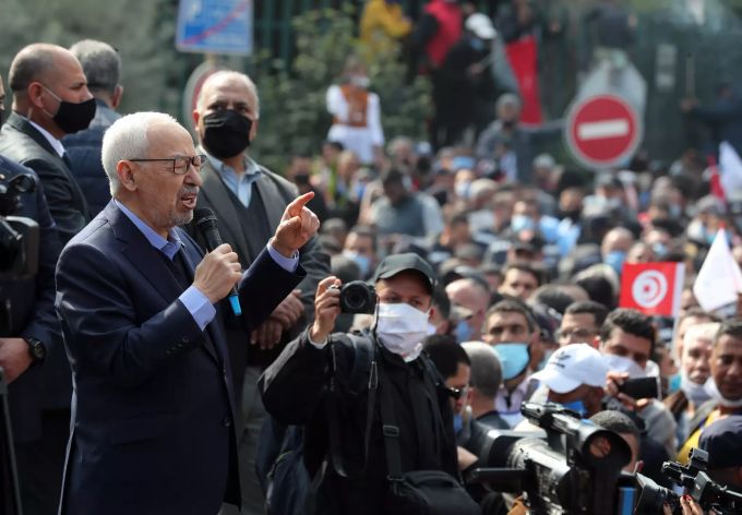Der Führer von Tunesiens größter politischer islamistischer Partei Ennahda Rached Ghannouchi spricht während einer Kundgebung in Opposition zu Präsident Kais Saied in Tunis, Tunesien. A pro-parliament demonstration in Tunis
