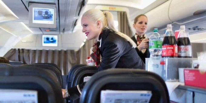 Swiss Sprüngli: Bald verteilen FlugbegleiterInnen der Swiss Produkte des Schweizer Unternehmens Sprüngli. Swiss