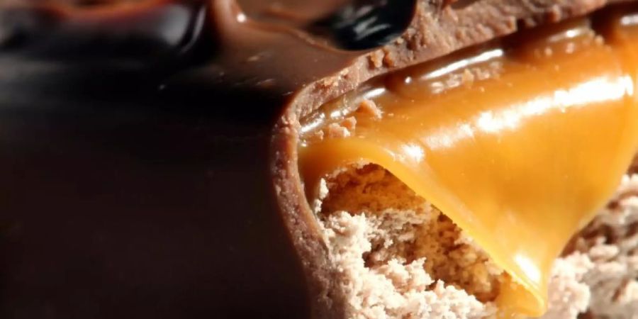 Die Hälfte des Schokoriegels zurück in die Packung? Verbraucherschützer kritisieren das als unrealistisch - und wollen Hersteller verpflichten, die Portionsempfehlungen auf Verpackungen anzupassen. Foto: picture alliance / dpa