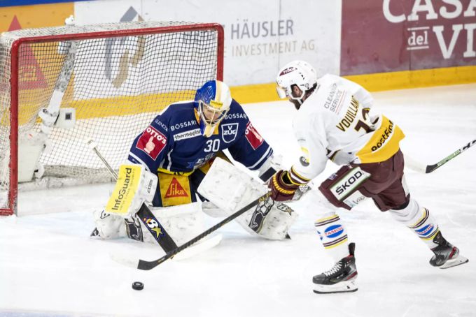 EVZ-Goalie Leonardo Genoni zeigt eine bärenstarke Leistung. EV Zug