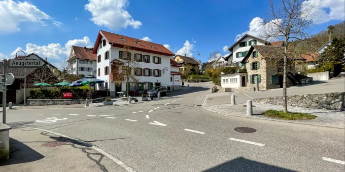 Die Hauptstrasse durch das Dorfzentrum von Aeugst am Albis. - Kanton Zürich Die Hauptstrasse durch das Dorfzentrum von Aeugst am Albis. - Kanton Zürich