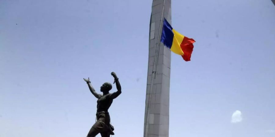 Eine tschadische Flagge weht auf dem «Place de Le Nation» (Platz der Nation) auf Halbmast. Foto: Sunday Alamba/AP/dpa