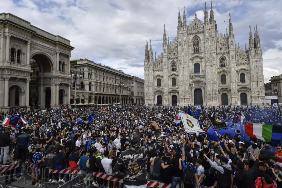 Vor dem Domplatz versammeln sich über 30'000 Fans von Inter Mailand.