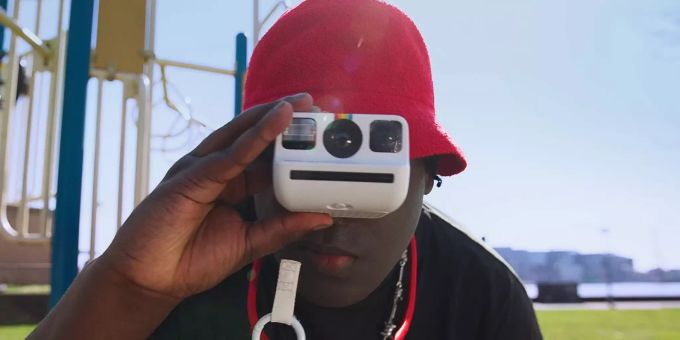 Die Polaroid Go in Aktion. Sofortbildkamera polarid go mann