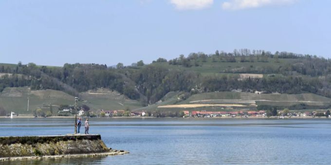 Seepromenade am Murtensee in Murten. Seepromenade am Murtensee in Murten.