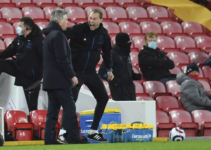 Everton-Co-Trainer Duncan Ferguson bejubelt das 2:0 gegen Liverpool. Duncan Ferguson