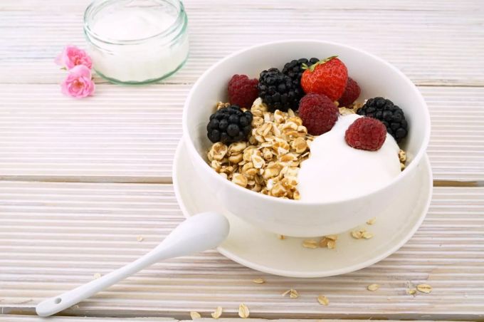 Haferflocken, Beeren und etwas Quark für einen guten Start in den Tag. Müesli