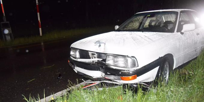 Am Fahrzeug und an der Wechselblinkanlage entstand Schaden in der Höhe von mehreren Tausend Franken. Unfall