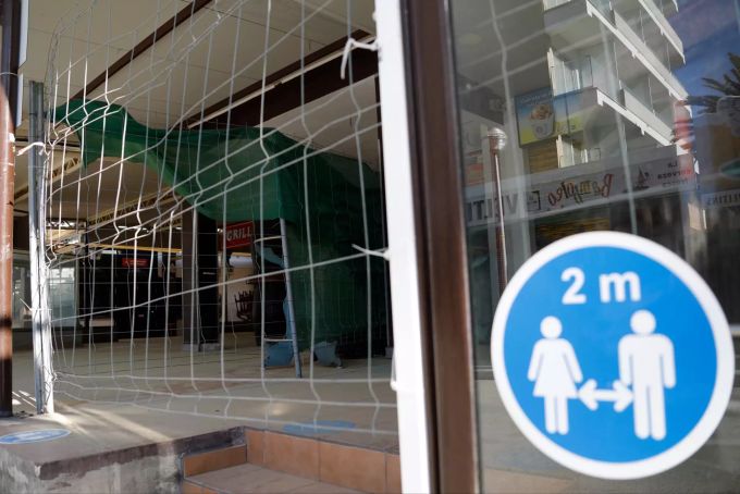 21.03.2021, Spanien, -: Ein Schild mit dem Hinweis, wegen des Coronavirus zwei Meter Abstand voneinander zu halten, steht in der Nähe der Partymeile an der Playa de Palma. Coronavirus - Mallorca