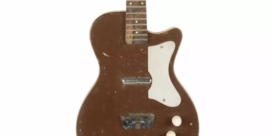 Eine Silvertone Danelectro Gitarre von Gretsch, die einst Tom Petty und George Harrison gehörte. Foto: Julien's Auctions/dpa