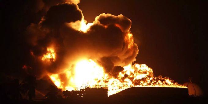 Blick auf ein Feuer in einer Raffinerie Amuay auf der Halbinsel Paraguana, Venezuela, 26. August 2012. (Symbolbild) Feuer Explosion Raffinerie