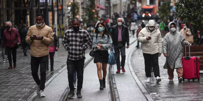 Menschen in Istanbul tragen eine Schutzmaske im Kampf gegen das Coronavirus. Daily life in Istanbul