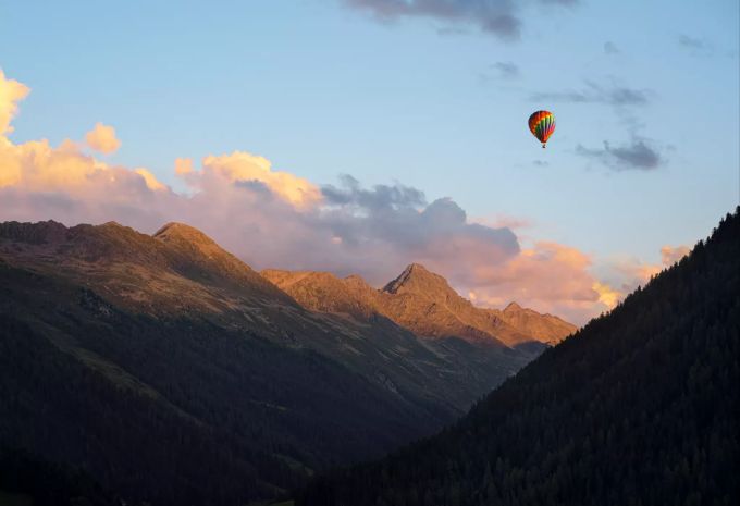 Ein Luftballon in den frühen Morgenstunden Luftballon