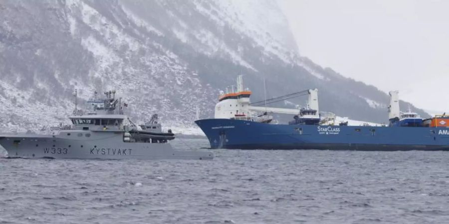 Das Frachtschiff «Eemslift Hendrika» wird vor Ålesund an Land geschleppt. Foto: Svein Ove Ekornesvåg/NTB/dpa