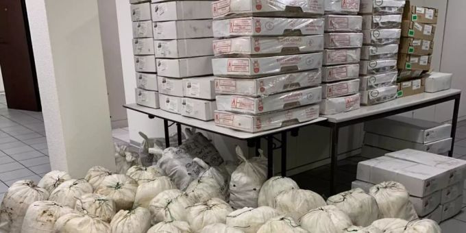 Die sichergestellte Schmuggelware: Fleisch, Maniok und Zigaretten. Die sichergestellte Schmuggelware: Fleisch, Maniok und Zigaretten.