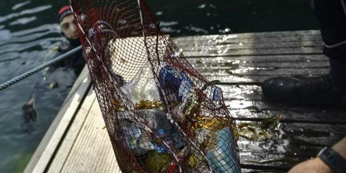 Plastik aus dem Meer, eingesammelt in einem Netz. Foto: Alvaro Barrientos/AP/dpa/Symbolbild Plastikmüll Meer