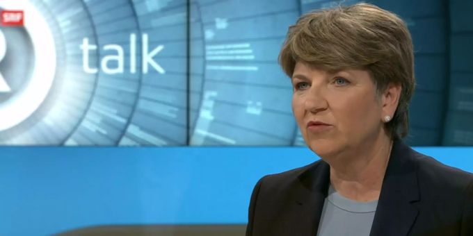 Viola Amherd diskutierte im «Rundschau»-Talk über mögliche Corona-Lockerungen und drückte etwas auf die Euphoriebremse. Viola Amherd Coronavirus Lockerungen