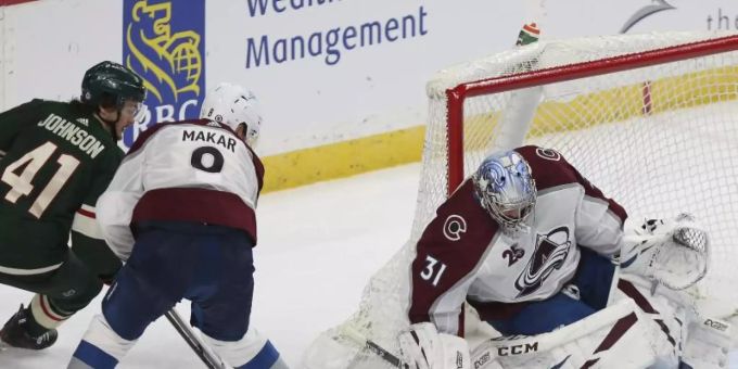 Torwart Philipp Grubauer (r) von den Colorado Avalanche in Aktion. Foto: Stacy Bengs/AP/dpa Torwart Philipp Grubauer (r) von den Colorado Avalanche in Aktion. Foto: Stacy Bengs/AP/dpa