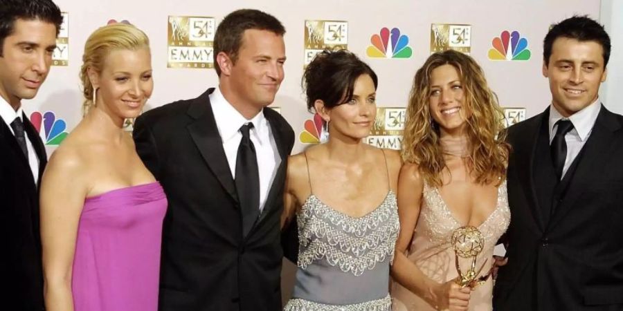 Die amerikanischen Schauspieler und damaligen Darsteller der Comedy-Serie "Friends", David Schwimmer (l-r), Lisa Kudrow, Mathew Perry, Courtney Cox Arquette, Jennifer Aniston und Matt LeBlanc bei der Verleihung des Fernsehpreises "Emmys". Foto: Lee Celano/epa afp/dpa