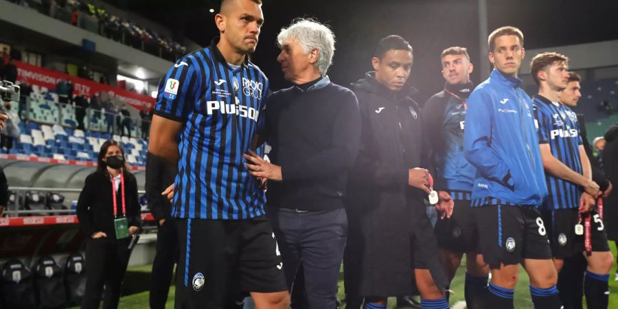 Atalanta-Trainer Gian Piero Gasperini tröstet seine Spieler nach der Final-Niederlage.