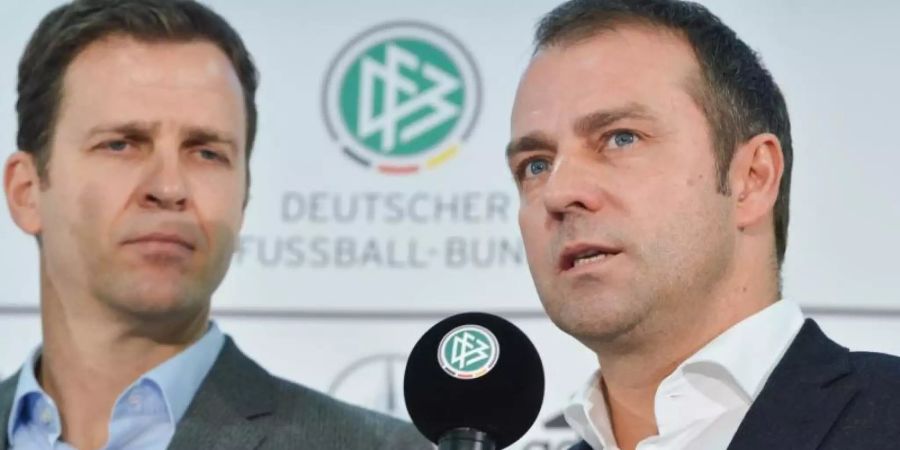 Bald wieder vereint beim DFB? Bundestrainer-Wunschkandidat Hansi Flick (r) und Nationalmannschafts-Direktor Oliver Bierhoff. Foto: picture alliance / Arne Dedert/dpa
