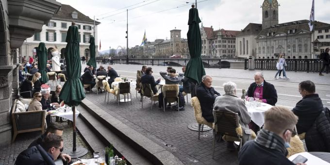 Kunden sitzen auf der Terrasse eines Restaurants am Limmatquai. Coronavirus - Schweiz