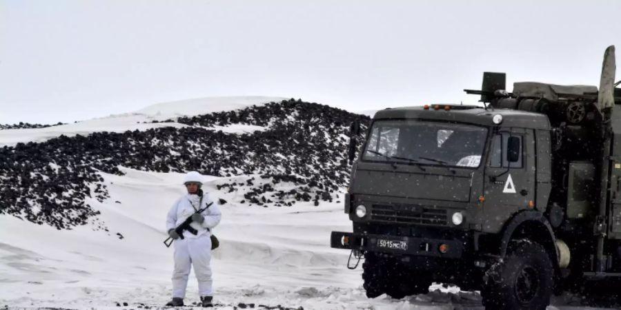 Russischer Militärlaster auf Arktis-Insel