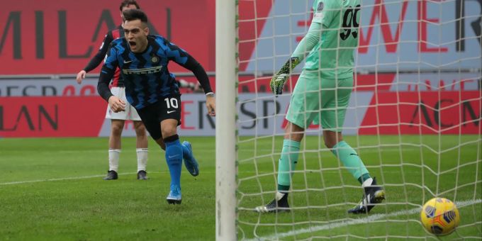 Lautaro Martinez jubelt über seinen Treffer im Spiel gegen die AC Milan. AC Milan