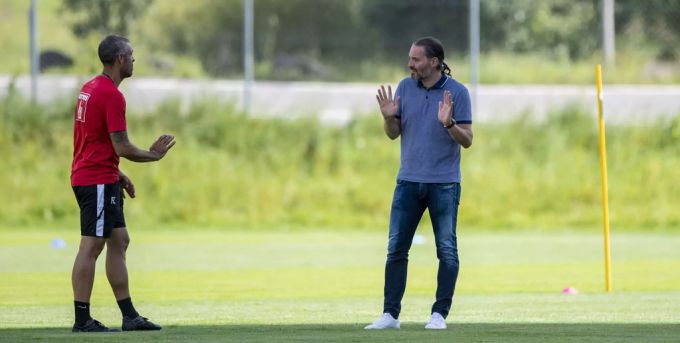 FCL-Sportchef Remo Meyer (r.) im Gespräch mit Trainer Fabio Celestini. FC Luzern