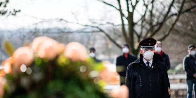 Ein Bergmann steht vor einem Kranz am Ehrenmal auf dem Friedhof in Bergkamen. Foto: Fabian Strauch/dpa Ein Bergmann steht vor einem Kranz am Ehrenmal auf dem Friedhof in Bergkamen. Foto: Fabian Strauch/dpa