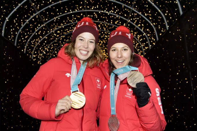 Michelle Gisin (l.) und Wendy Holdener strahlen bei Olympia 2018 mit ihren Medaillen. Wendy Holdener Michelle Gisin