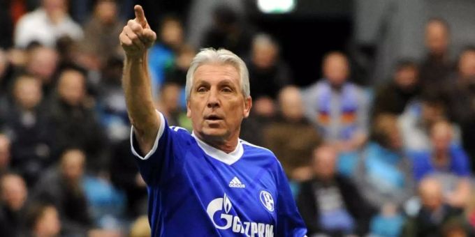 In Sorge um Königsblau: Schalke-Idol Klaus Fischer. Foto: Thomas Eisenhuth/dpa-Zentralbild/dpa In Sorge um Königsblau: Schalke-Idol Klaus Fischer. Foto: Thomas Eisenhuth/dpa-Zentralbild/dpa