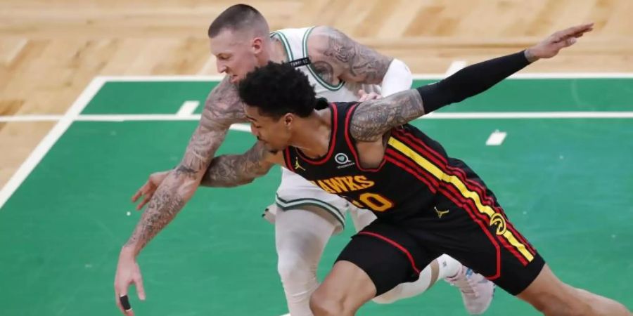 Daniel Theis (l) von den Boston Celtics kam auf 14 Punkte. Foto: Michael Dwyer/AP/dpa