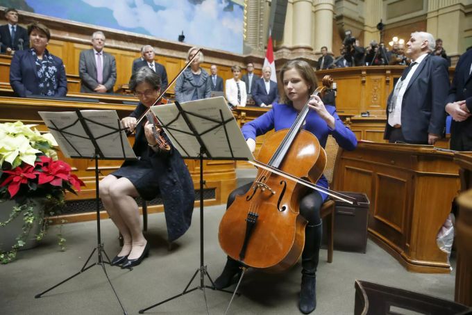 Christa Markwalder (FDP/BE) spielt Cello, hier im Nationalrat in 2015, zu Beginn der 50. Legislatur. Christa Markwalder Cello