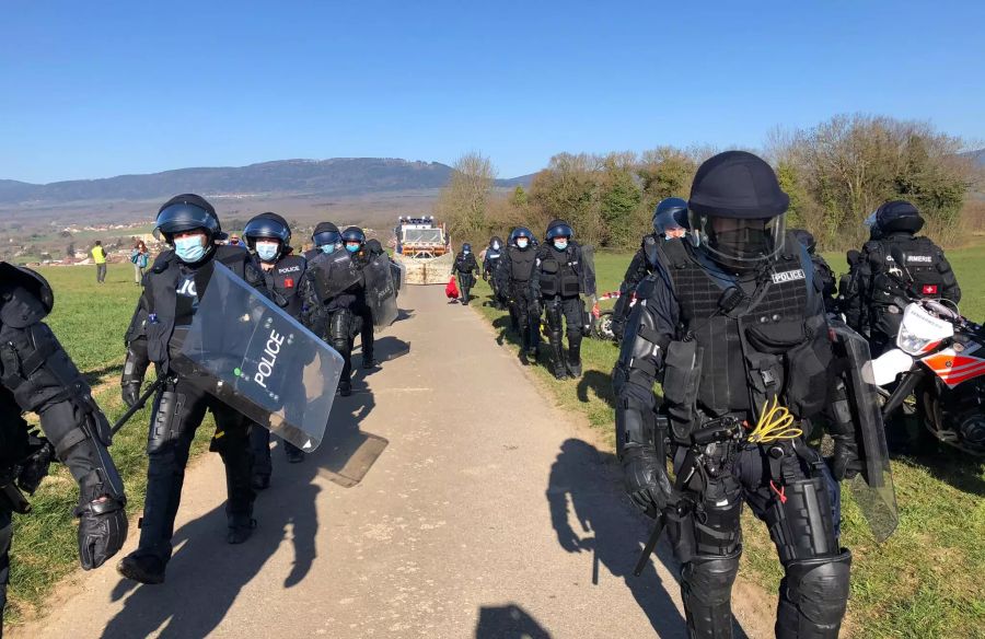 Die Polizei macht sich auf den Weg zum Mineneingang.