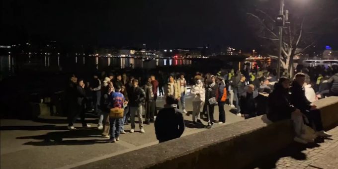 Jugendliche treffen sich am Zürcher Utoquai. Coronavirus