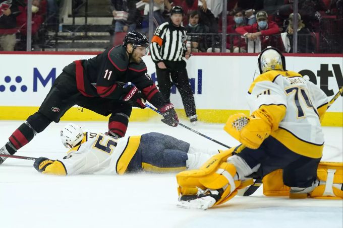 Roman Josi (Mitte) muss mit den Predators gegen Carolina unten durch. Roman Josi